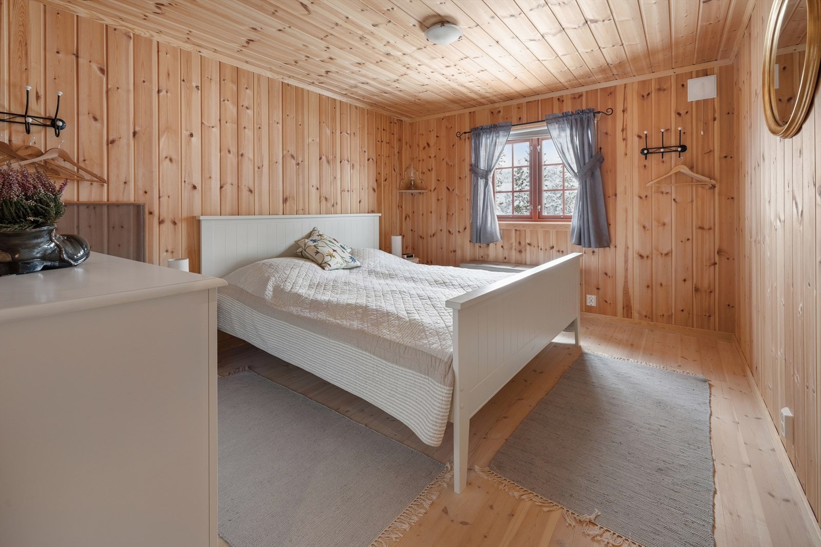 Soverom 1 er et svært romslig rom. Her det god plass til både dobbeltseng og klesskap eller kommoder til oppbevaring. Galleribilde