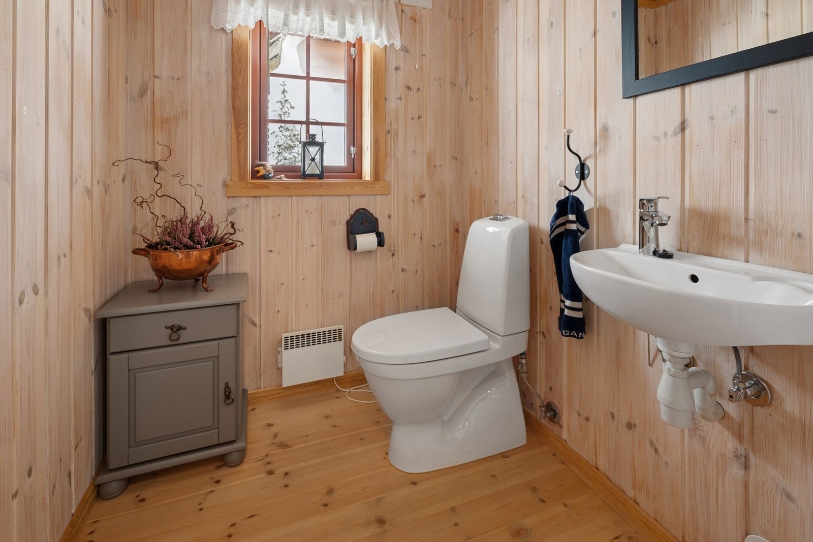 Toalettrom innredet med toalett og håndvask. Galleribilde