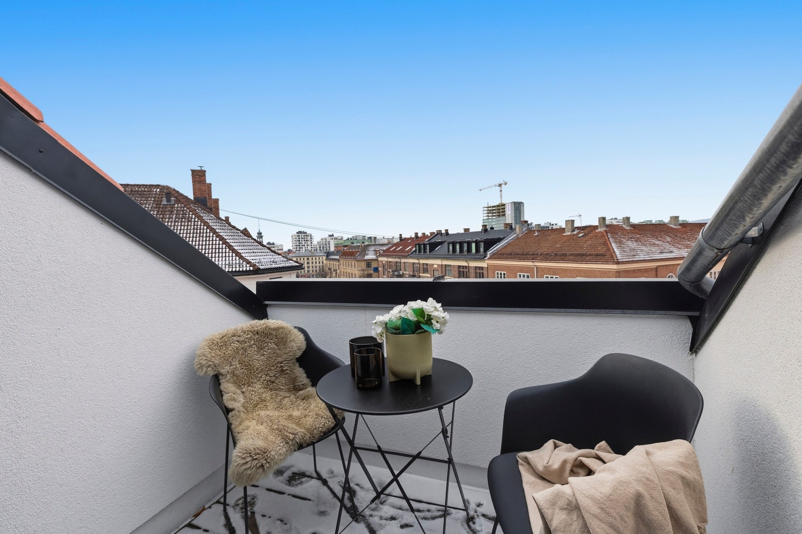 Balkongen har de beste solforholdende med ettermiddagssol og en unik utsikt. Galleribilde