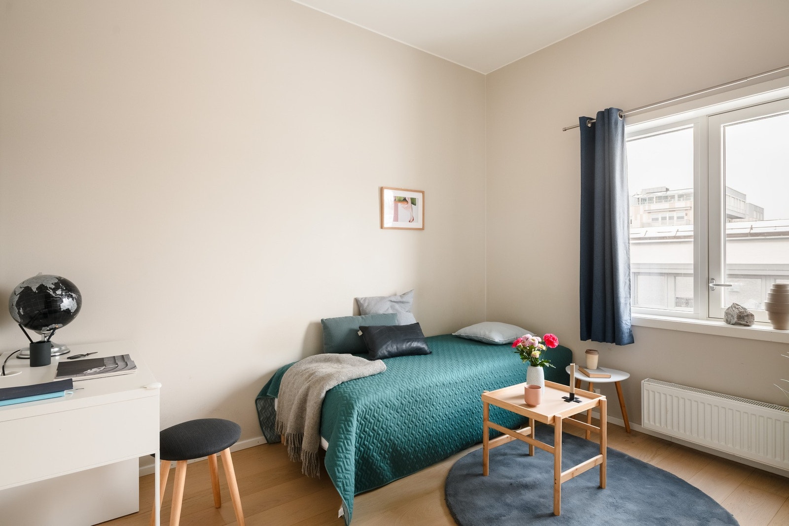 Mulighet for hybel med egen inngang og planløsning som inkluderer oppholdsrom med kjøkkenkrok, eget bad og plass for både seng og spiseplass. Galleribilde