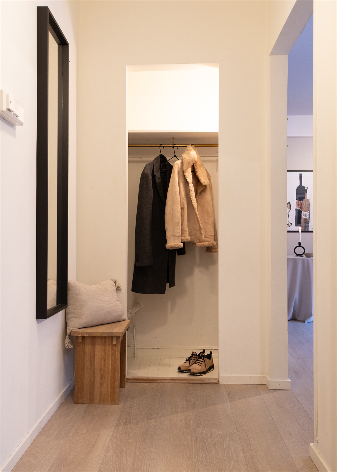 Trivelig entré med praktisk nisjé for oppheng av ytterklær og plassering av sko. Galleribilde