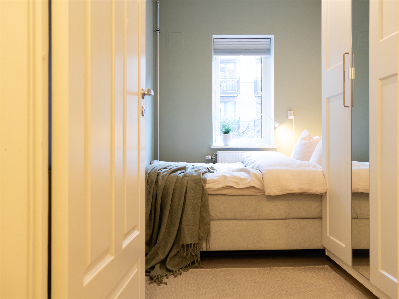 Hyggelig soverom med dobbeltseng og garderobeskap. Galleribilde
