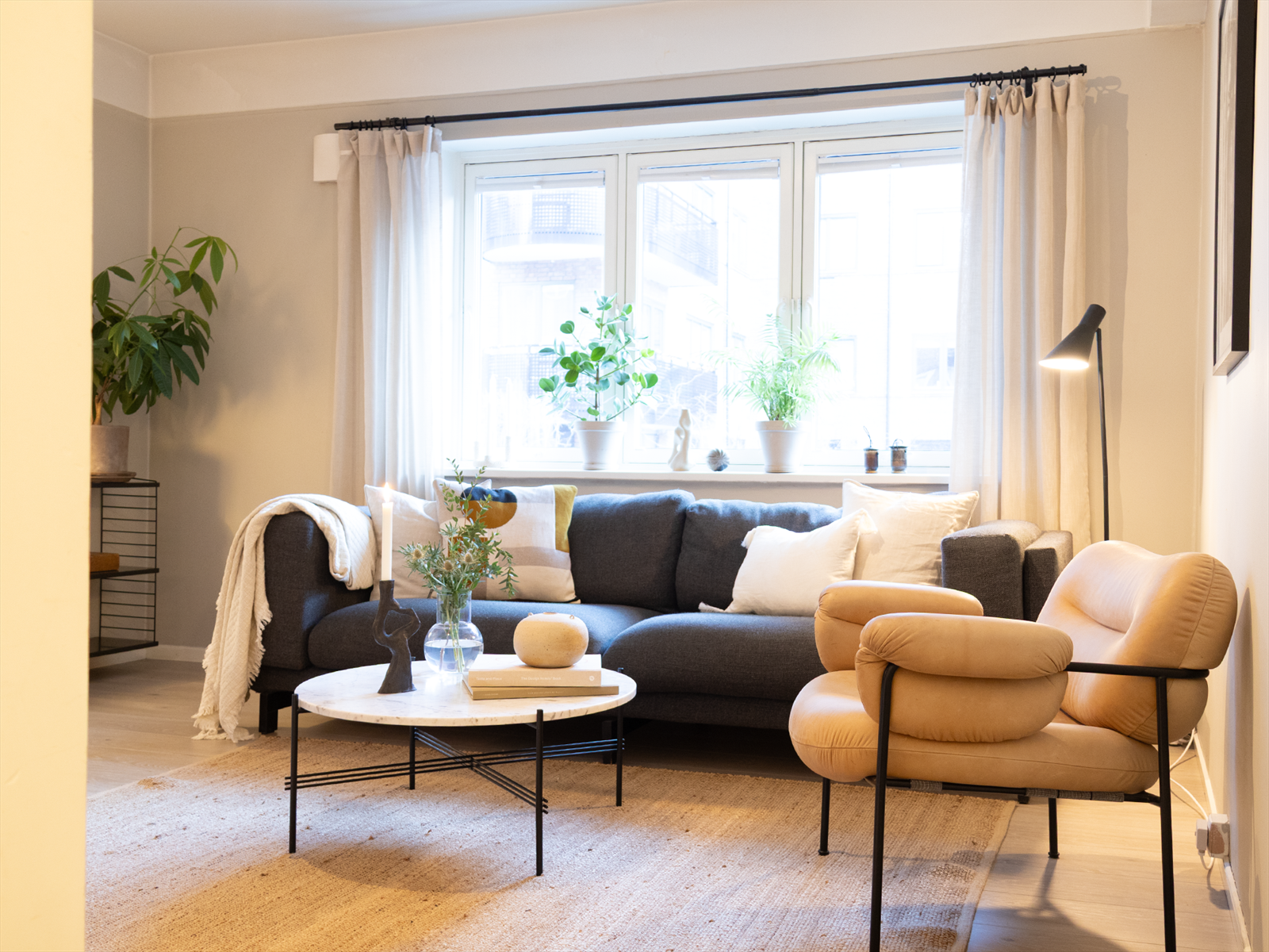 Store vinduer slipper inn godt med dagslys og gir en god romfølelse. Galleribilde