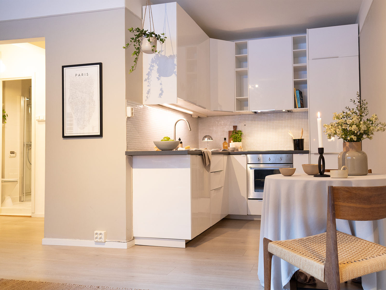 Kjøkkenet ligger i åpen løsning til stuen, og skaper en sosial planløsning. Galleribilde