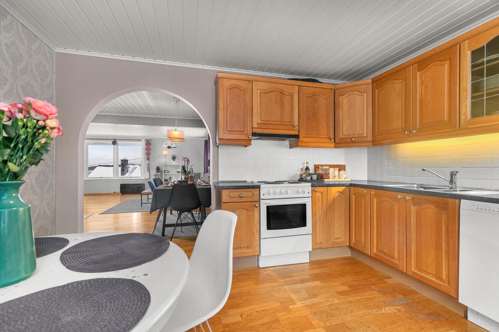 Romslig kjøkken med spiseplass Galleribilde