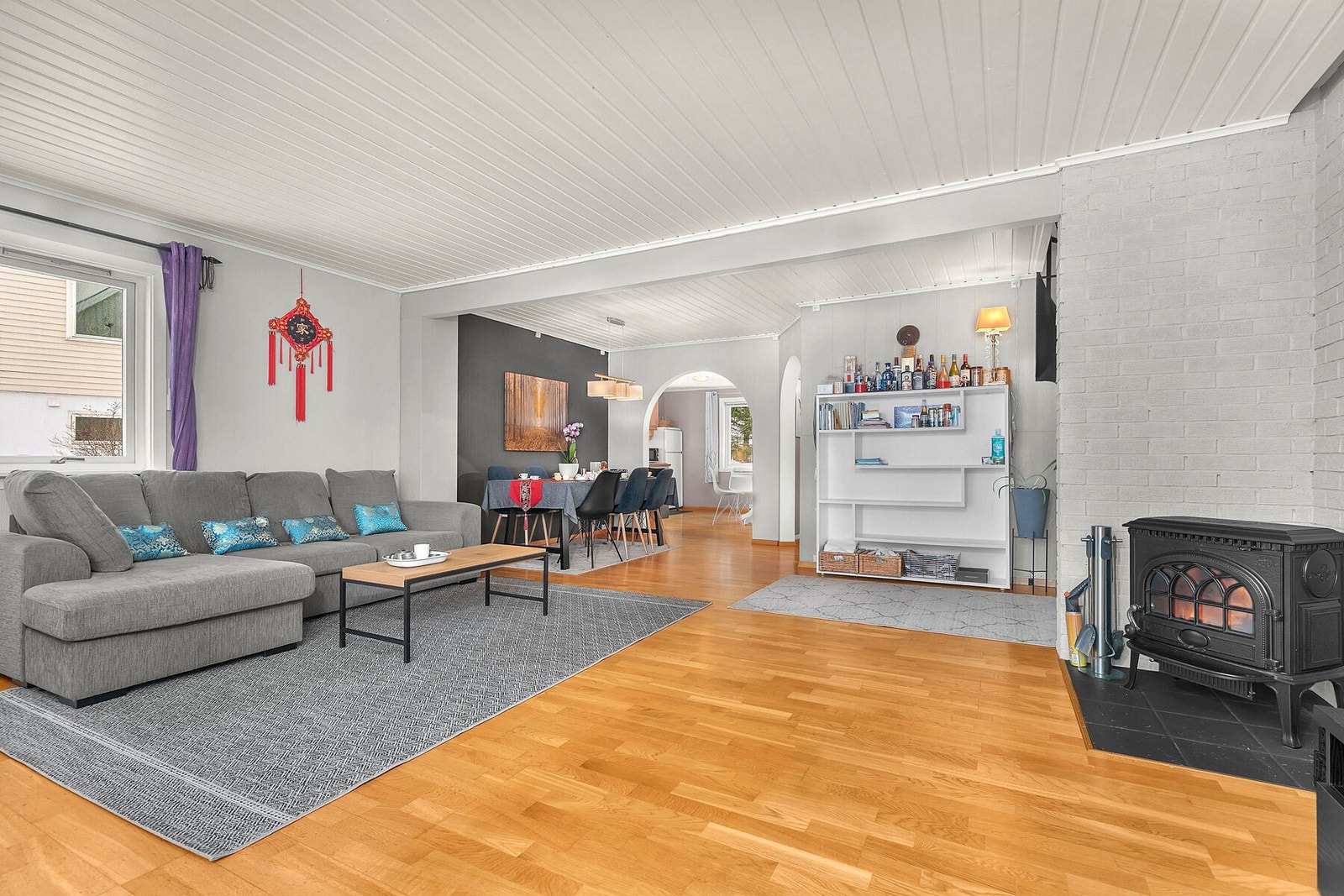 Romslig stue/ spisestue med utgang til veranda. Galleribilde