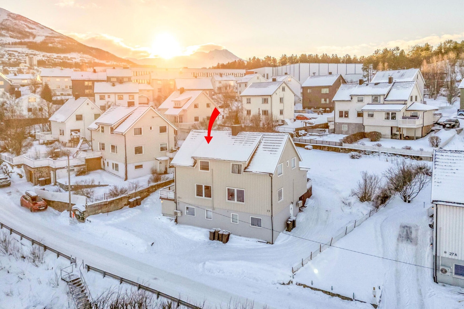 Kort avstand til ungdomskole, turnhall og friområder Galleribilde