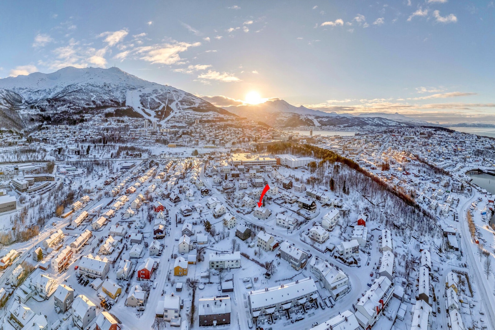 Eiendommen ligger i et etablert boligfelt med gangavstand til ungdom skole, turnhall, kjøpesenter og friområder Galleribilde