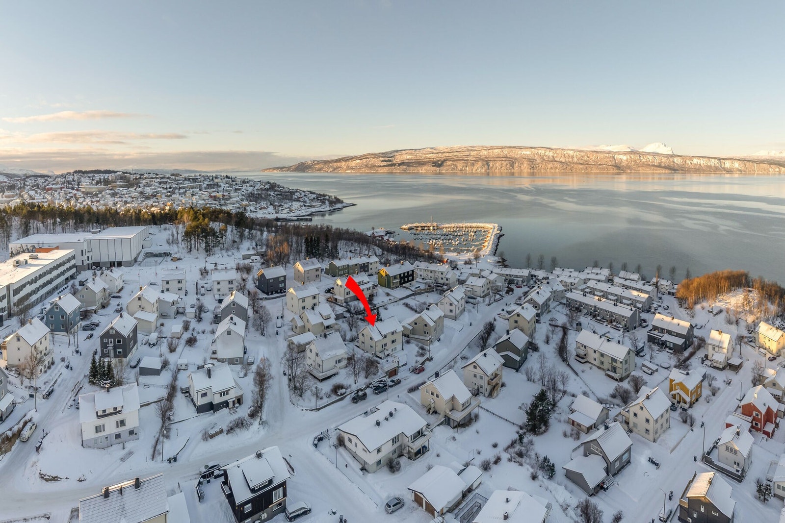 Kort avstand til ungdomskole, turnhall og friområder Galleribilde