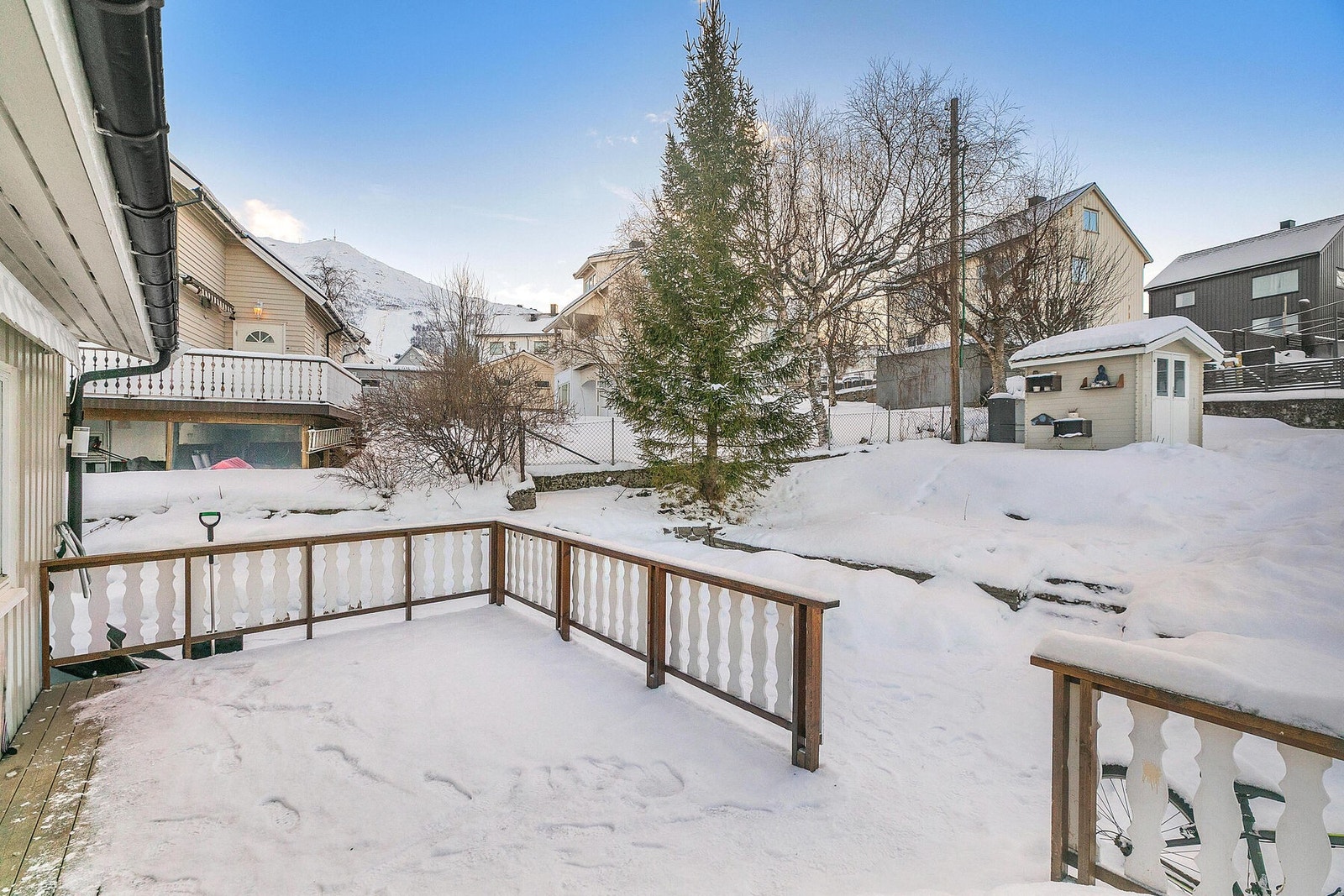 Usjenert terrasse og uteområde på baksiden av bygningen Galleribilde