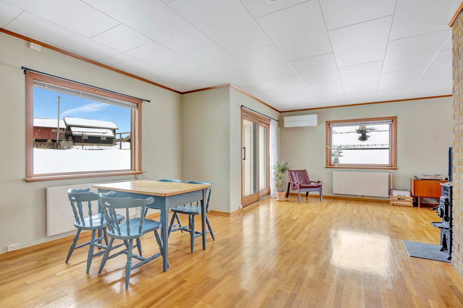 God plass til spisestue ved vindu Galleribilde