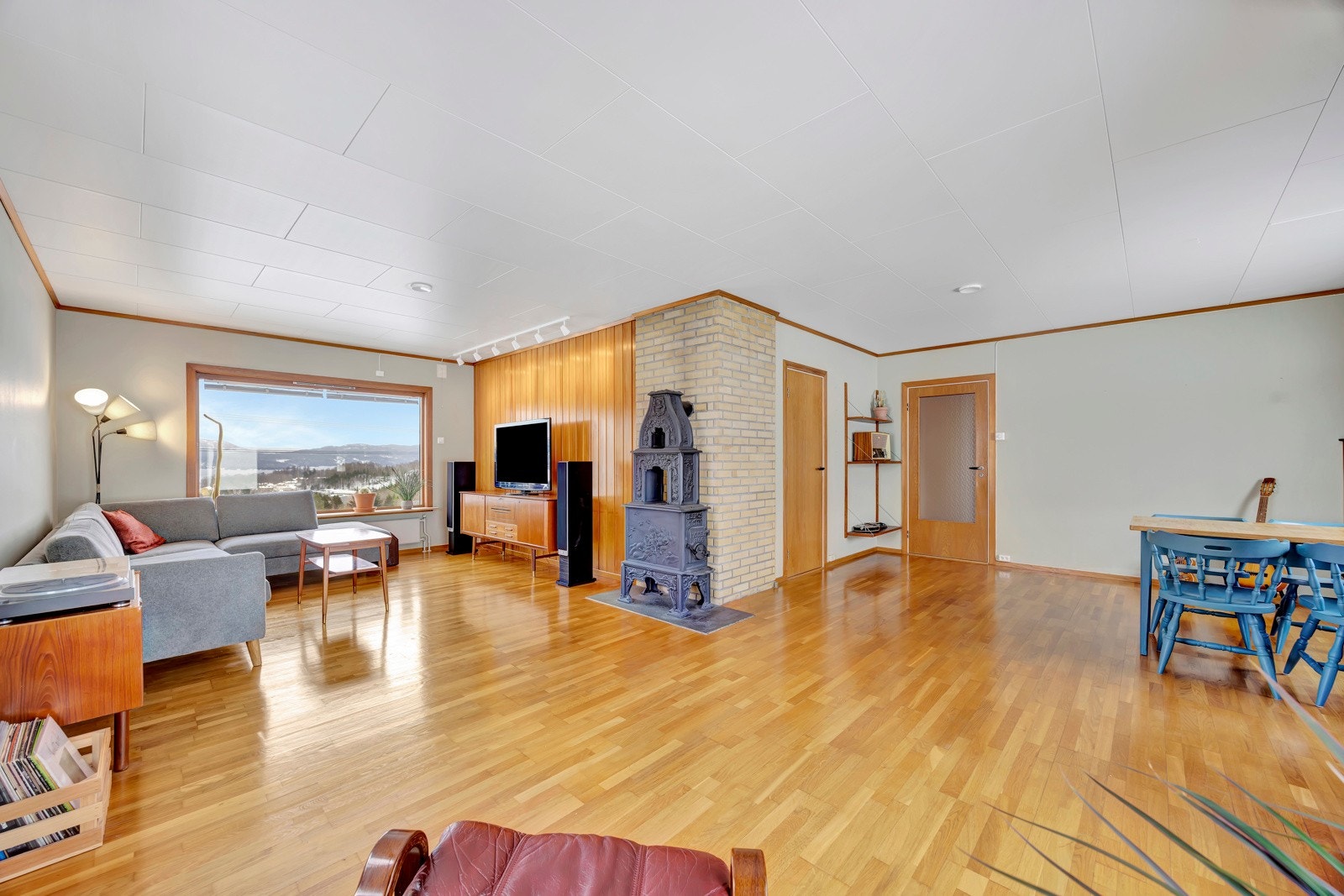 Romslig stue med god plass til møblering, det finnes flere varmekilder! Galleribilde