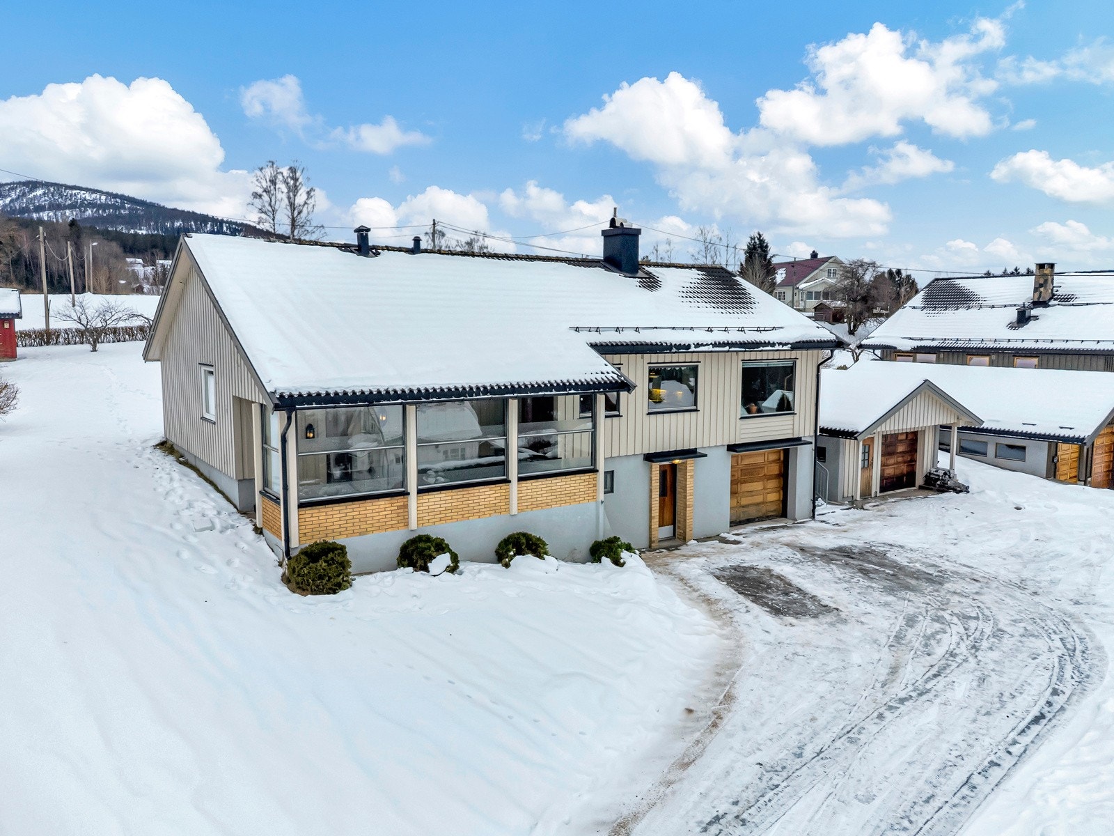 Boligen har 2 garasjer, den ene innlemmet i boligens underetasje. Galleribilde