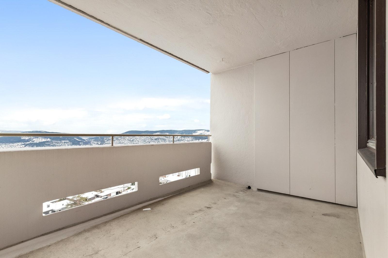 Balkongen er sørvendt og har gode solforhold på formiddagen Galleribilde