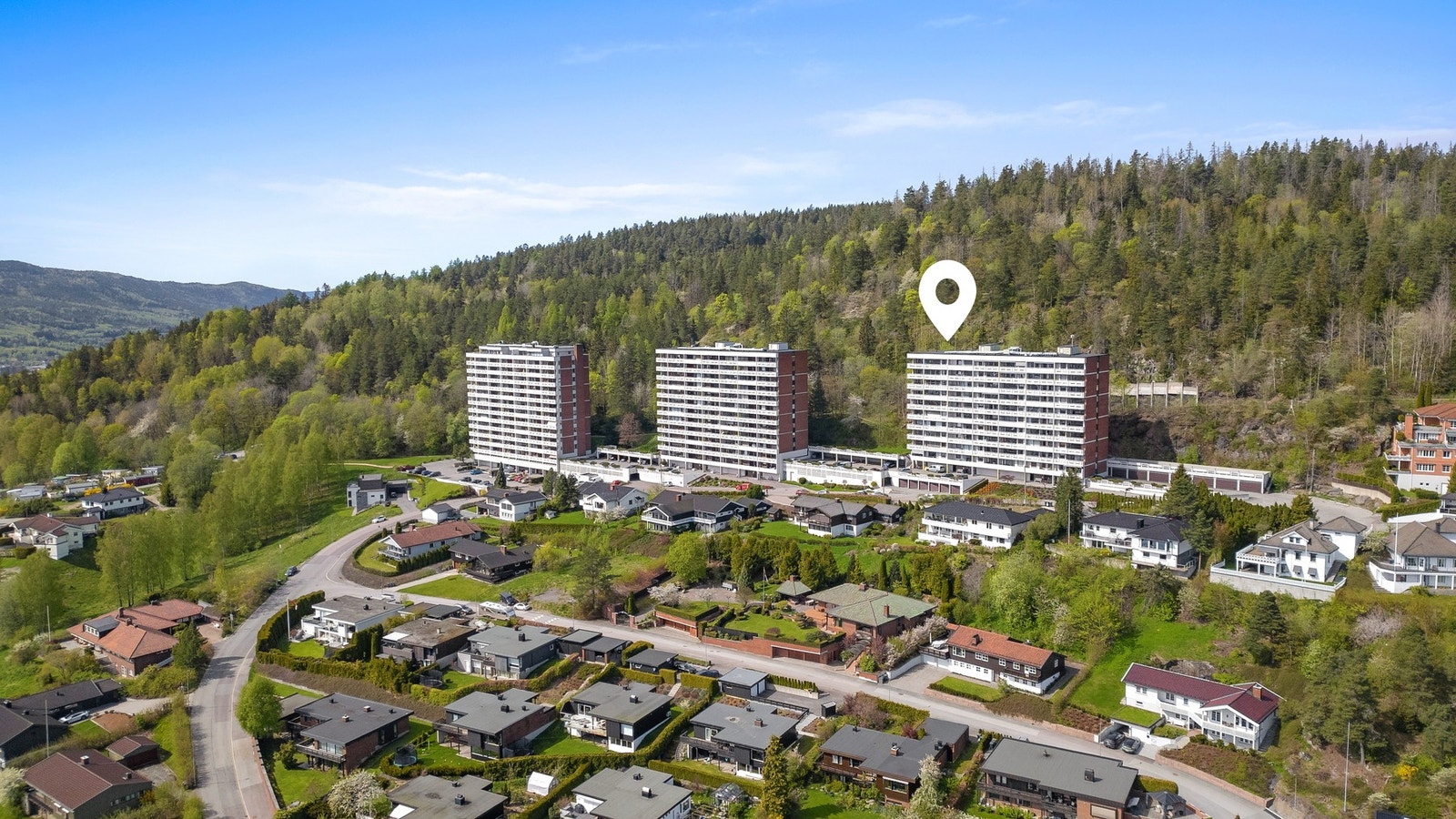 Eiendommen ligger høyt og fritt til i et meget attraktivt boligområde på Strøtvet Galleribilde