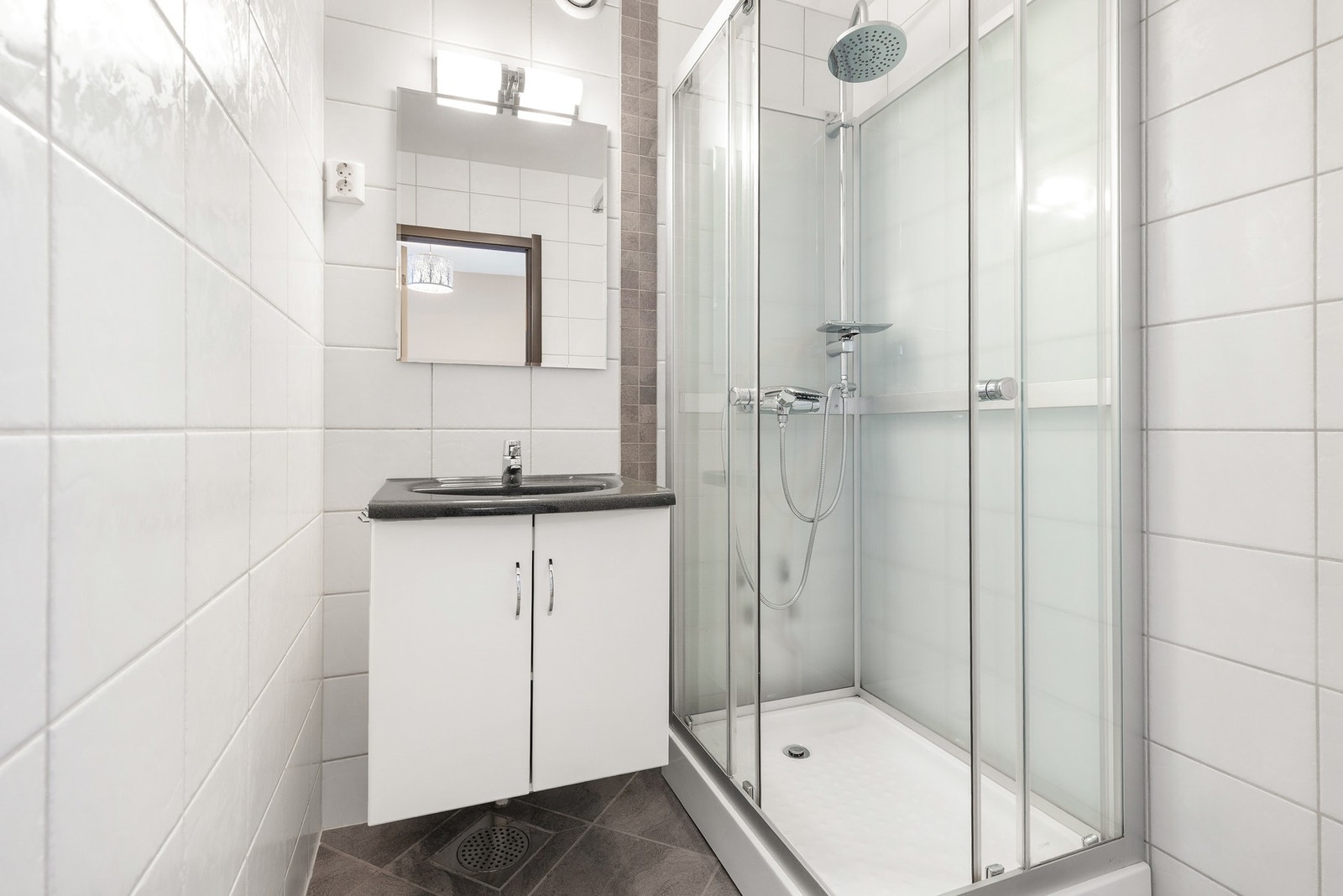 Helfliset bad med malt himling og elektriske varmekabler i gulv Galleribilde