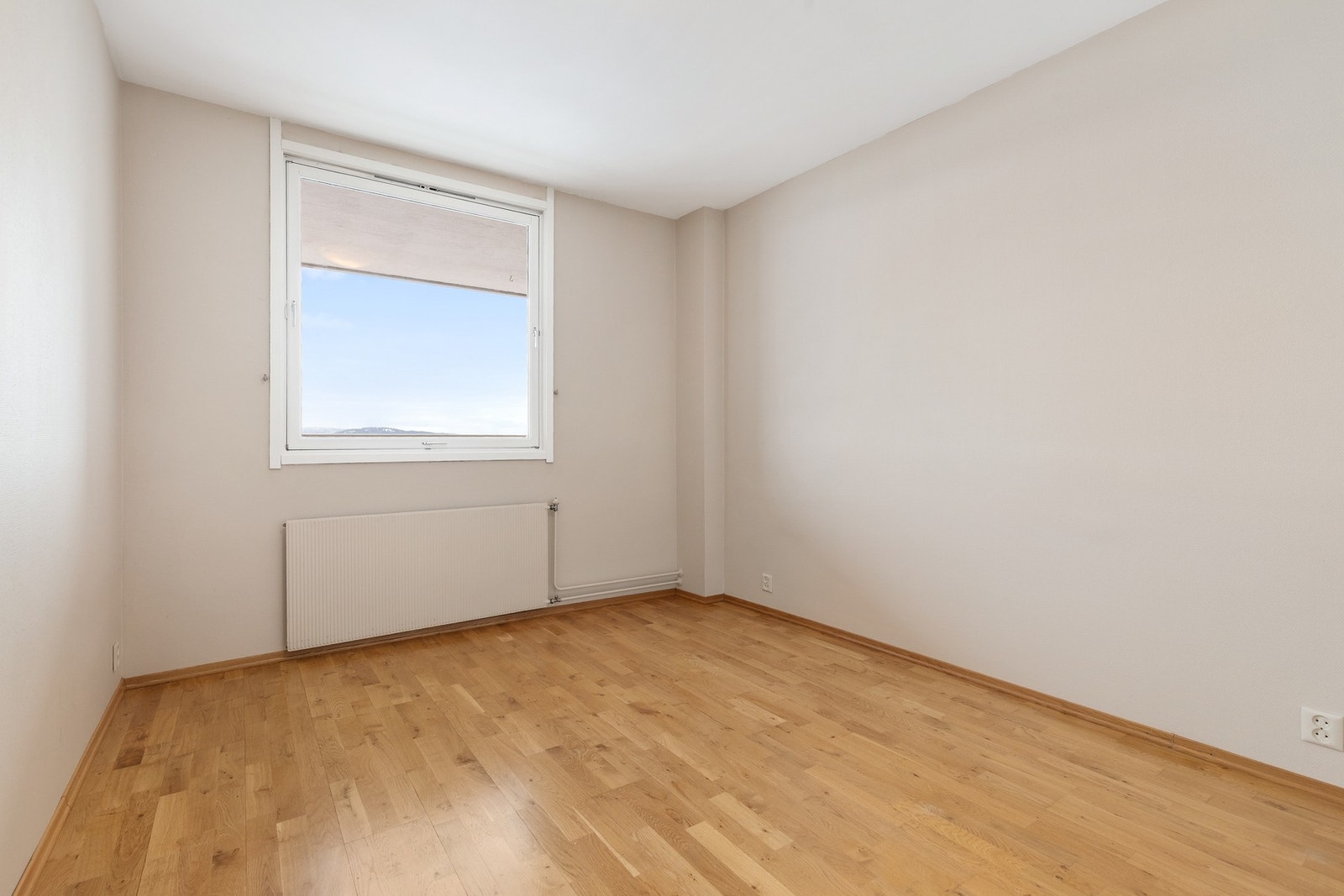 Soverom med parkett på gulv, malt glassfiberstrie på vegger og himling av betong Galleribilde