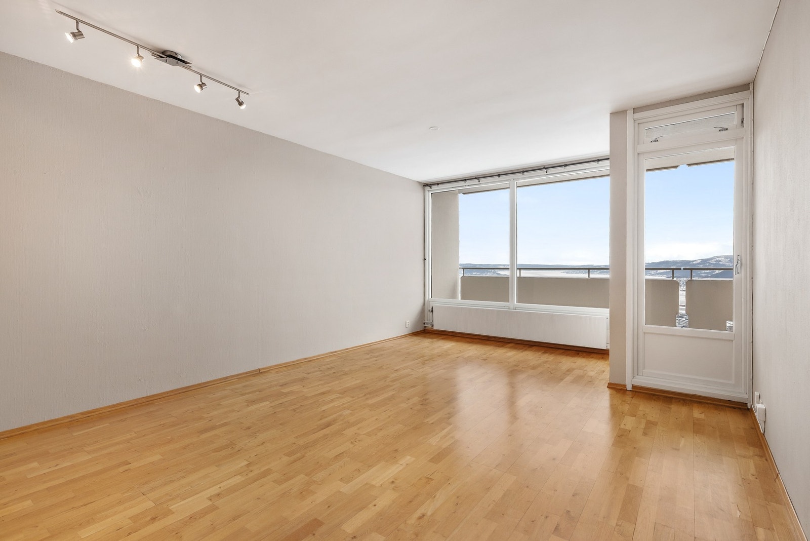 Store vindusflater sørger for at det slippes inn rikelig med naturlig lys Galleribilde