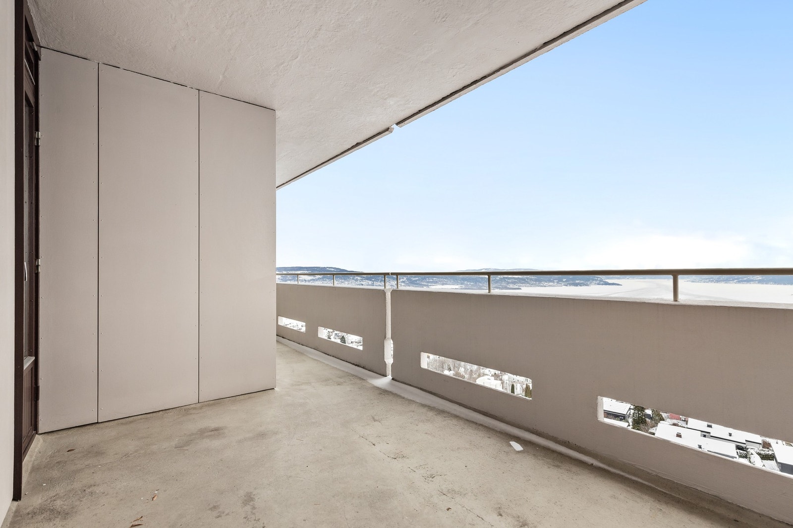 Fra stuen er det adkomst ut til overbygget balkong på 12 kvm Galleribilde