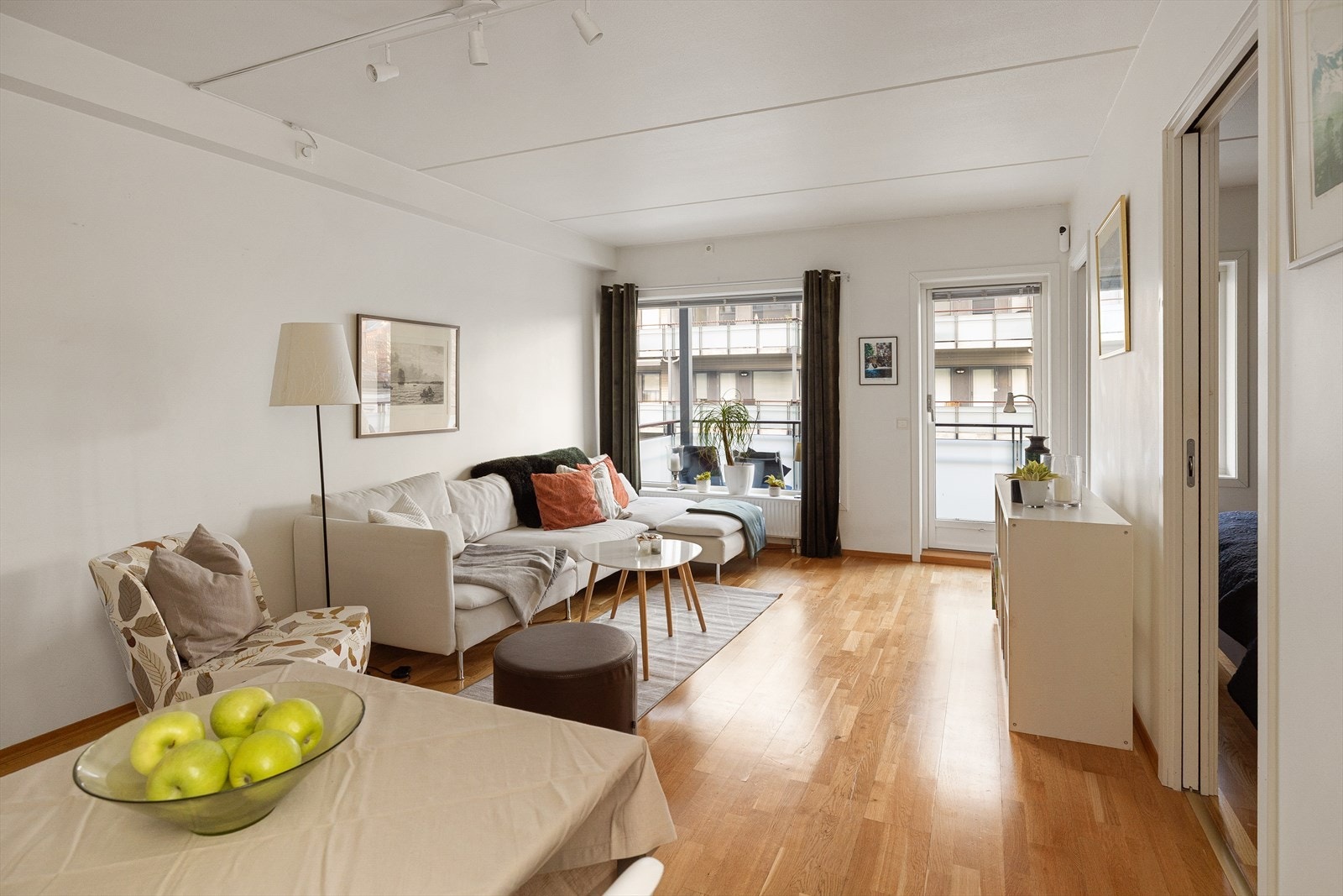 Flott stue med plass til både spisebord og sofa. Galleribilde