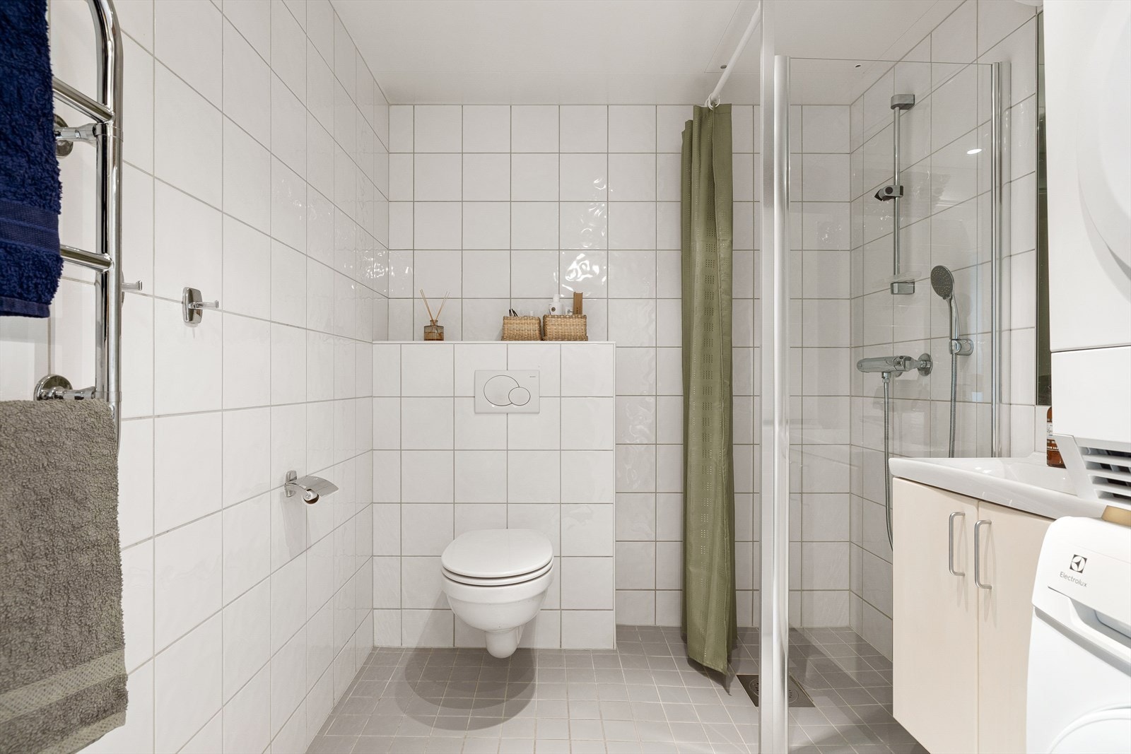 Stort, flislagt bad fra byggeår. Galleribilde