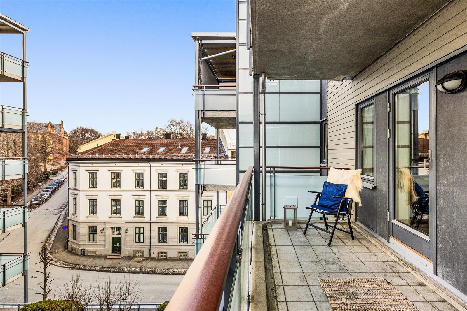 Fra stuen er det utgang til en nordvendt balkong vendt mot hyggelige fellesarealer. Galleribilde