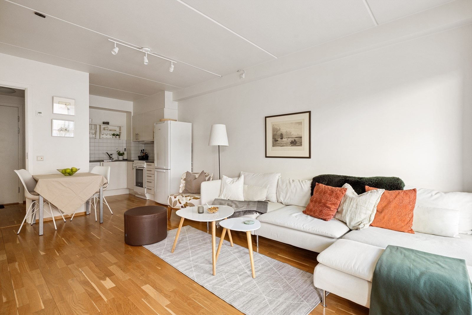 Leiligheten har sosial planløsning med åpen stue-/kjøkkenløsning. Galleribilde