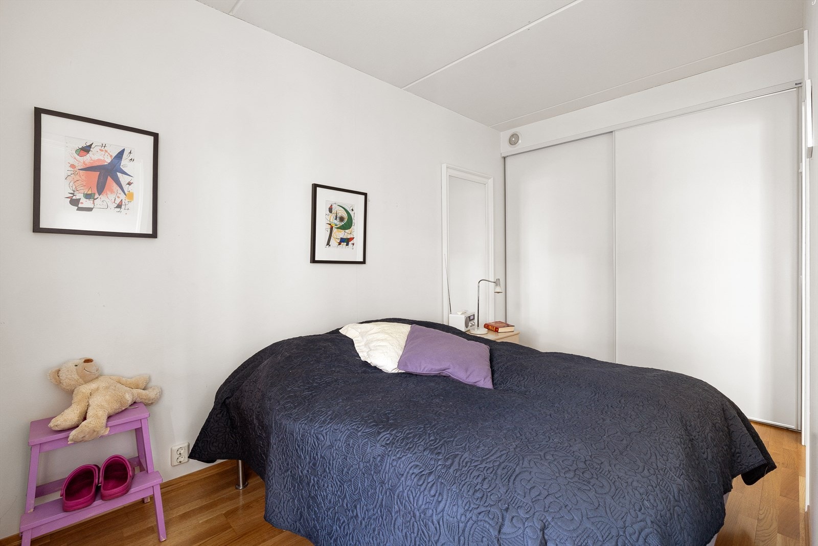 God plass til oppbevaring i stor skyvedørsgarderobe. Galleribilde