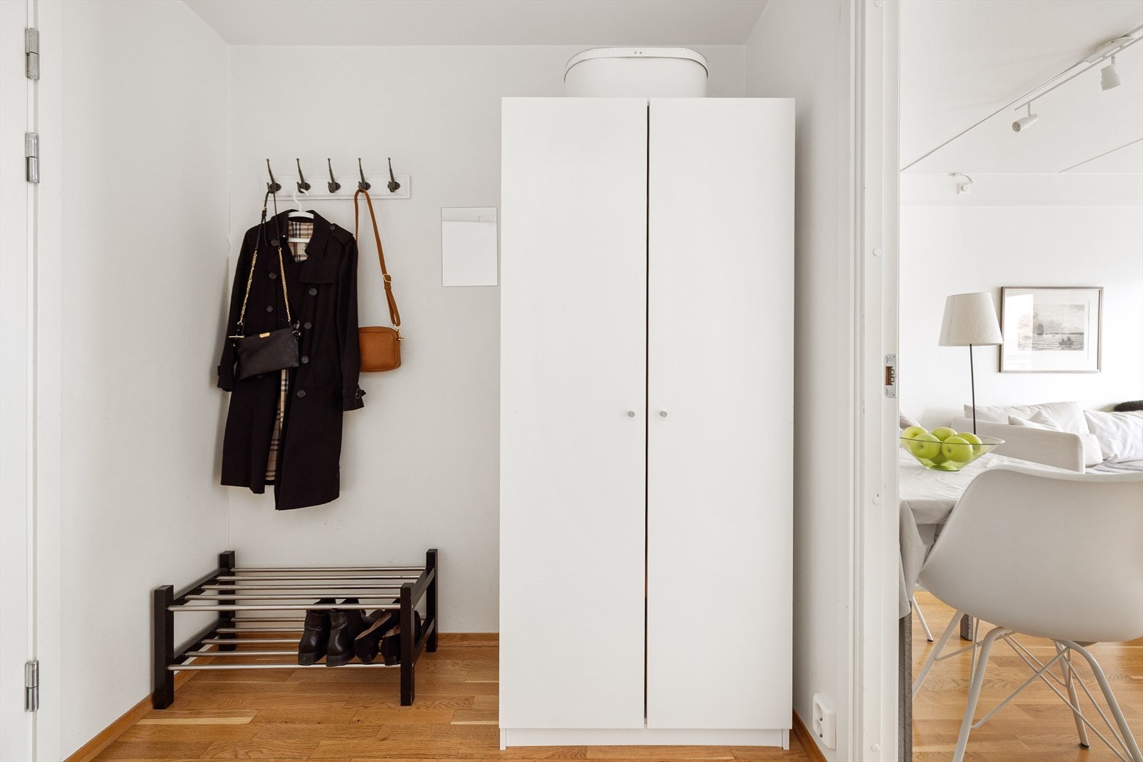 En lys og romslig entré gir et godt førsteinntrykk. Her er det god plass til entrémøbler og oppbevaring i garderobeskap. Galleribilde