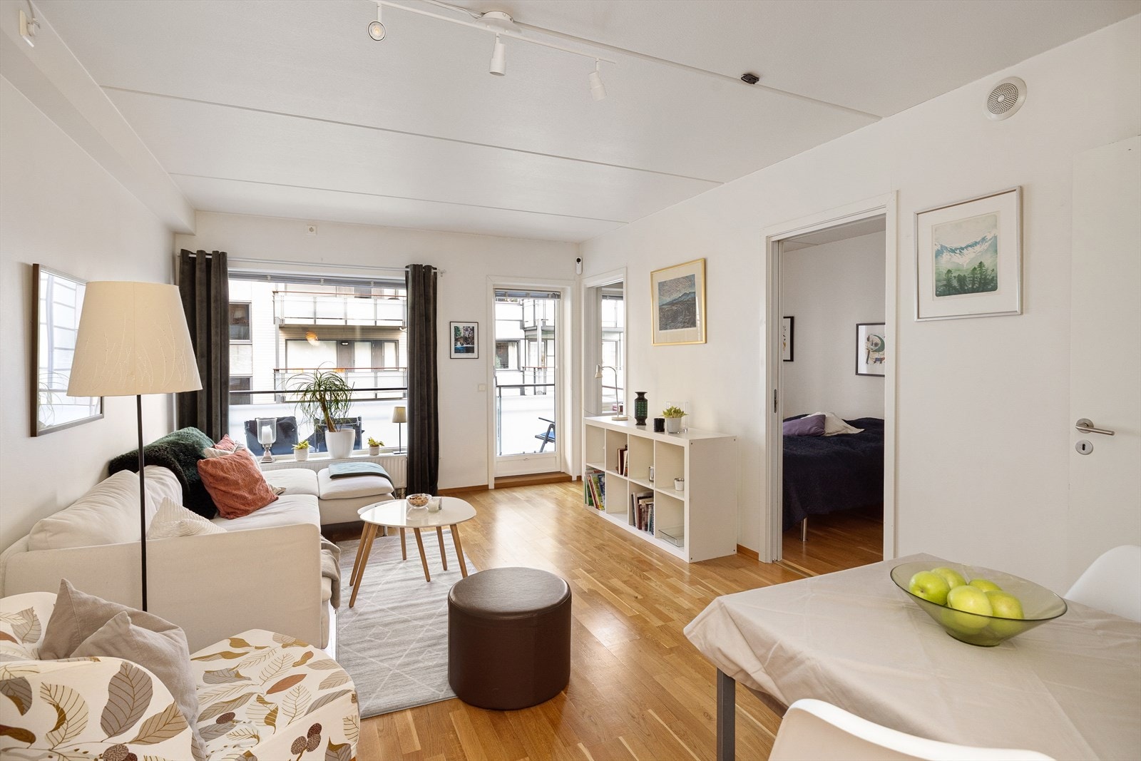 Leiligheten har arealeffektiv planløsning, store vindusflater og luftige rom. Galleribilde