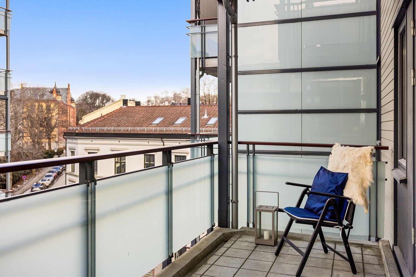 Balkongen er ca. 10 kvm og har god plass til utemøbler. Galleribilde