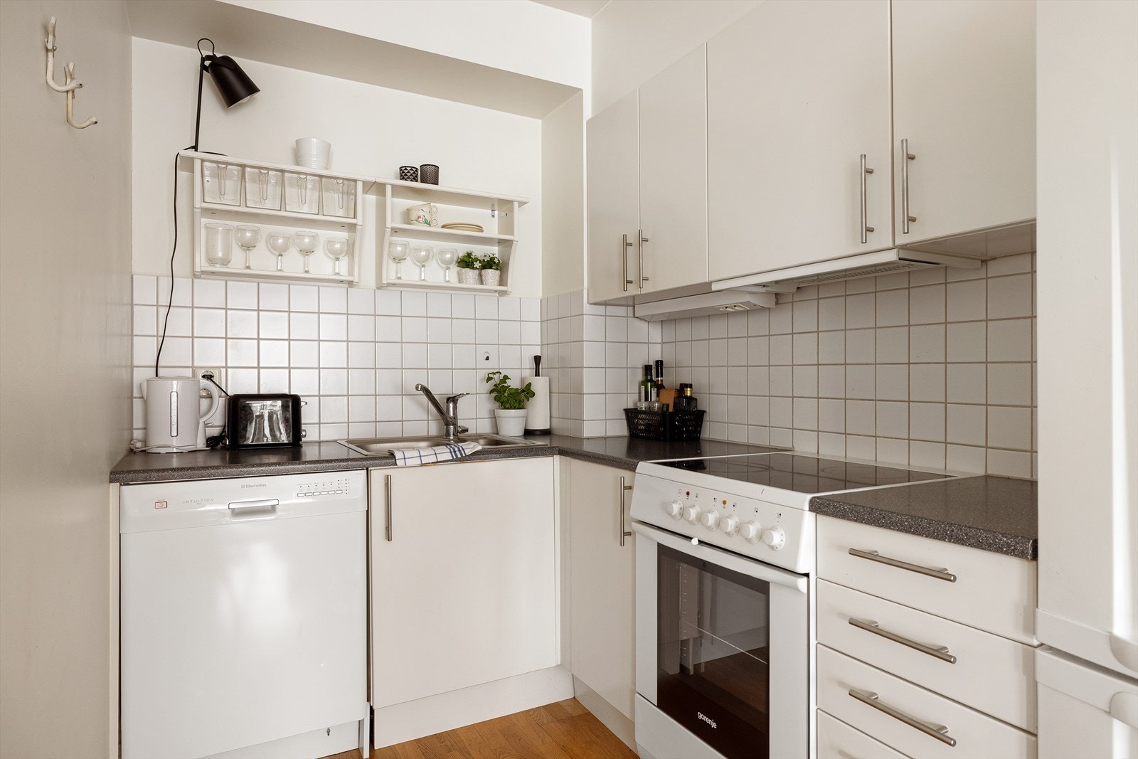 Plass for komfyr, oppvaskmaskin og kjøleskap. Galleribilde