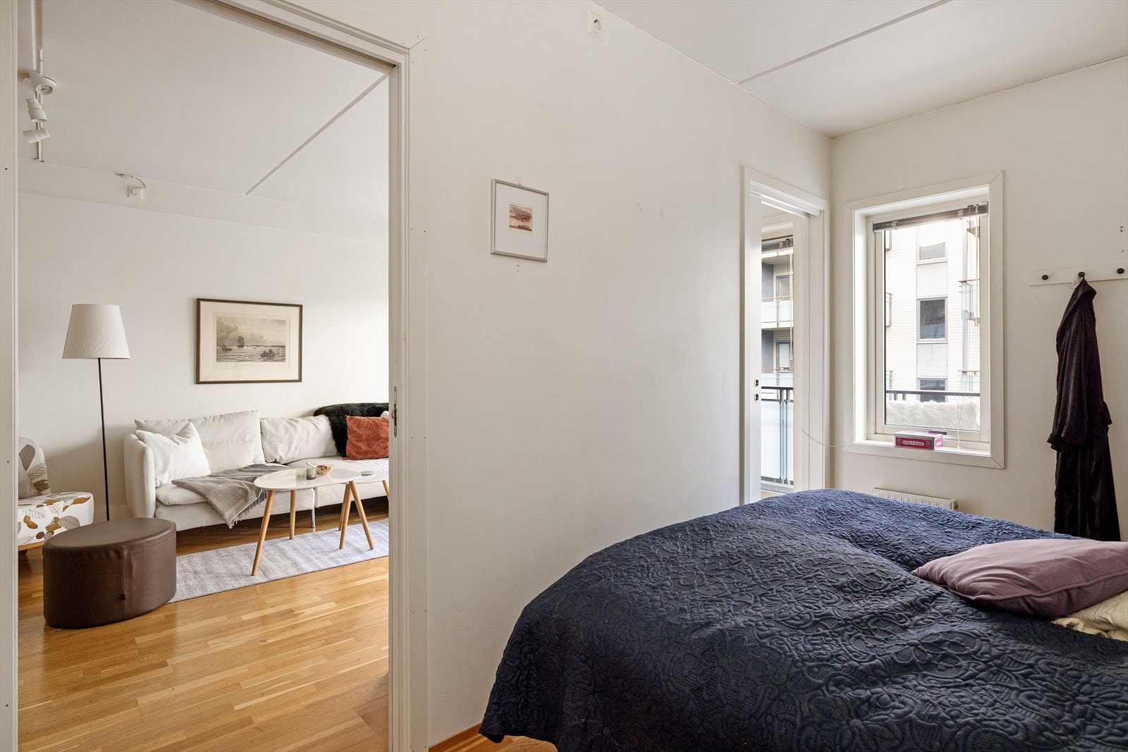 Romslig soverom med plass til dobbeltseng og tilhørende nattbord. Galleribilde