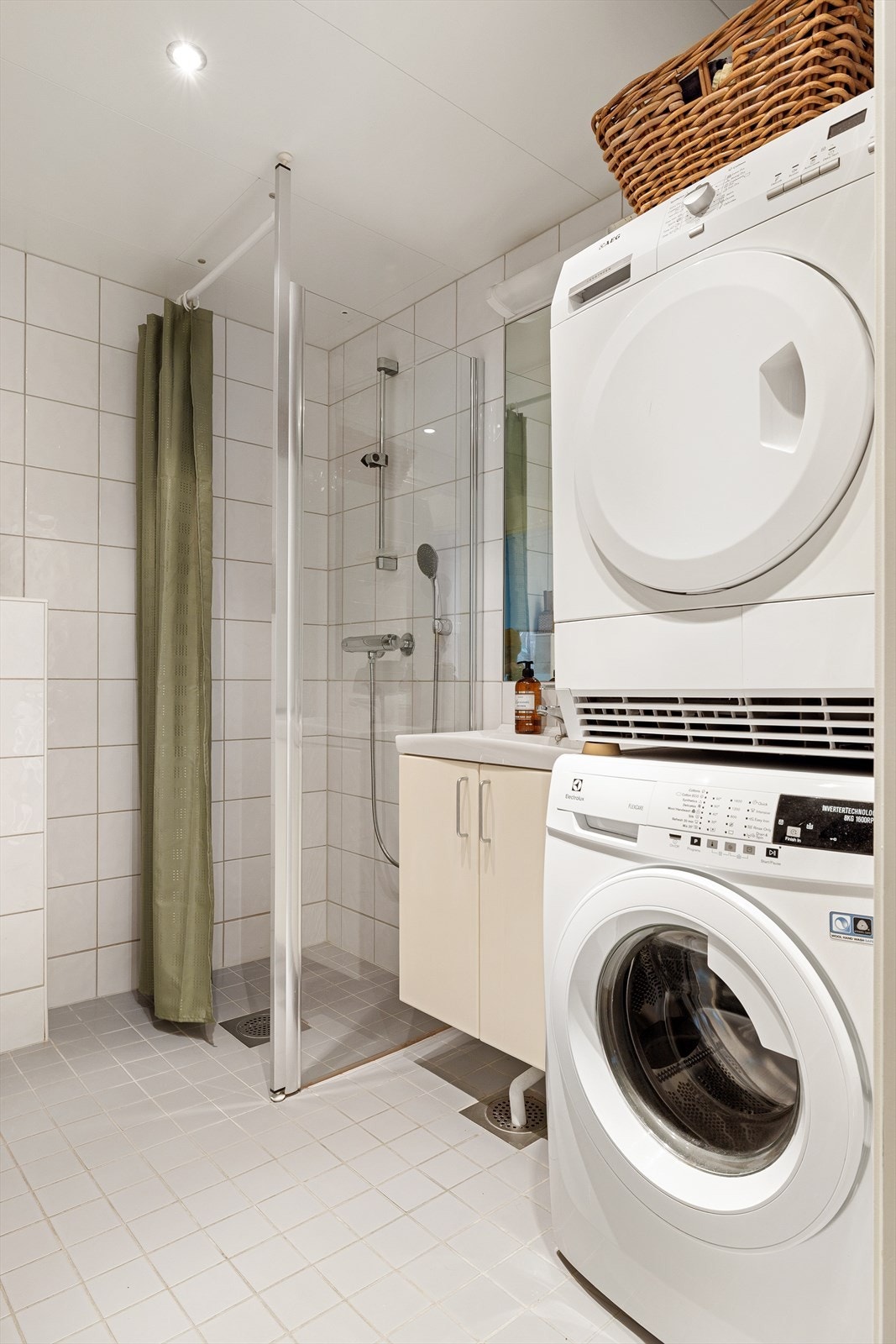 Badet er baderomskabin og har gulvvarme. Galleribilde