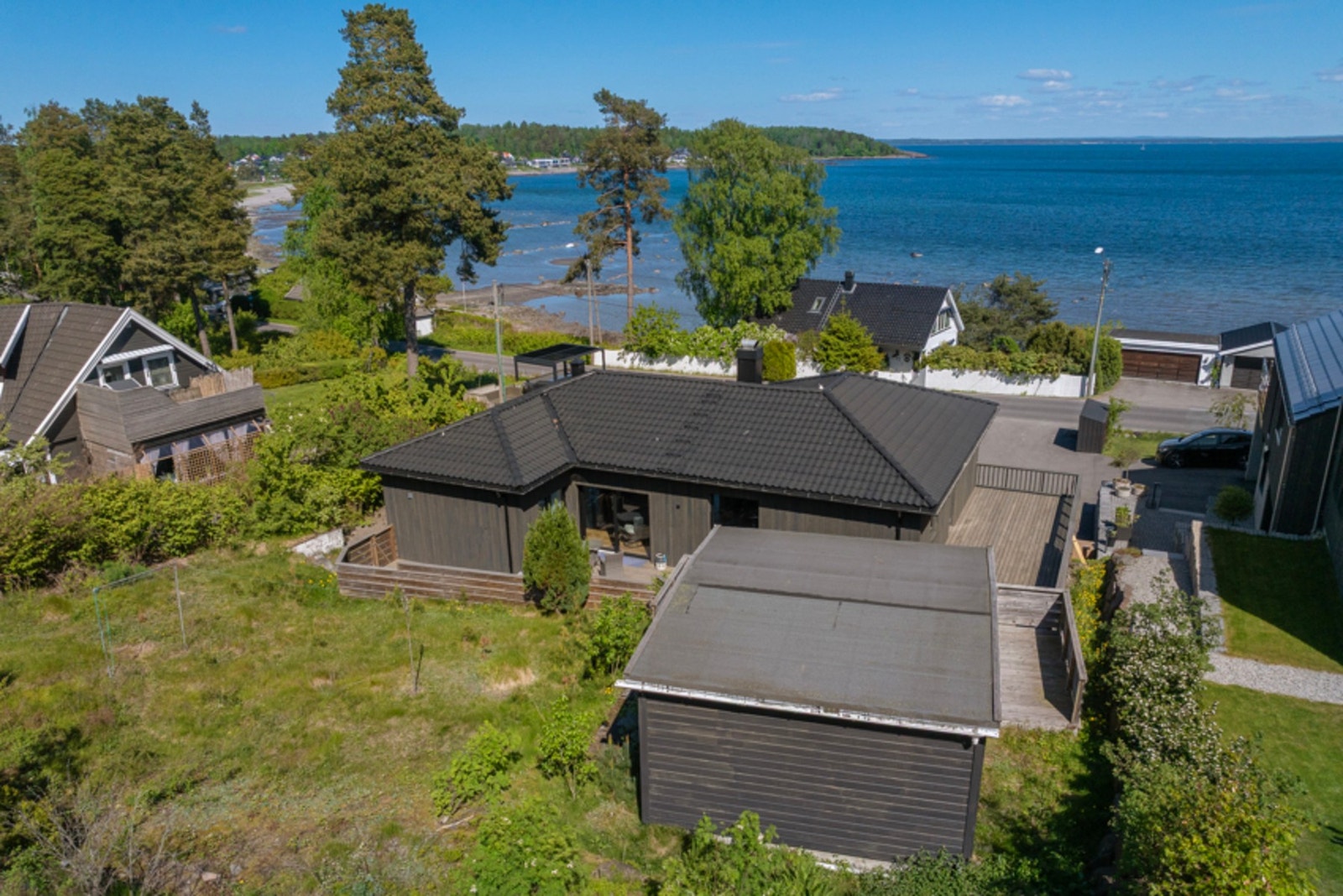 Ligger et anneks/bod bak boligen med muligheter. Galleribilde