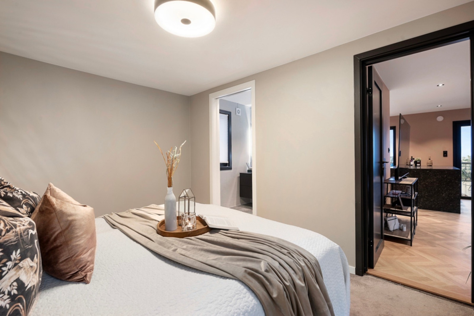 Boligen har 4 soverom der hovedsoverommet har et tilhørende bad. Galleribilde