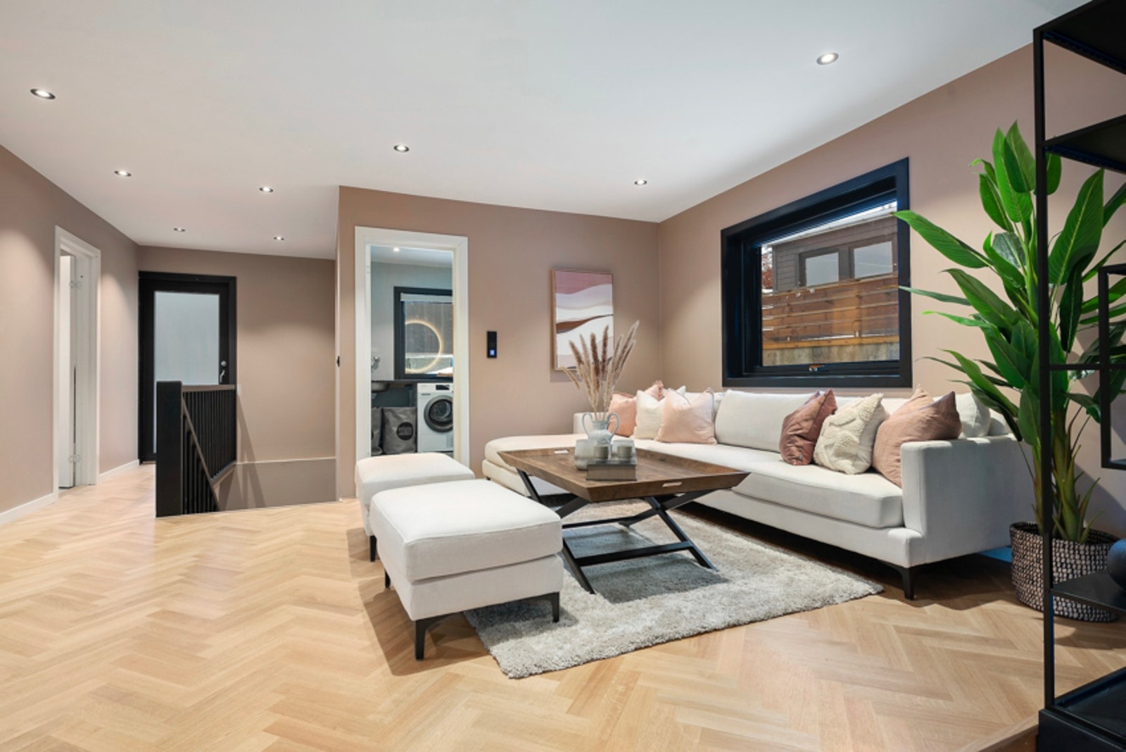 Hele allrommet er pusset opp i 2024, og veggene er malt i en varm, delikat fargetone som fremhever det gylne parkettgulvet. Galleribilde