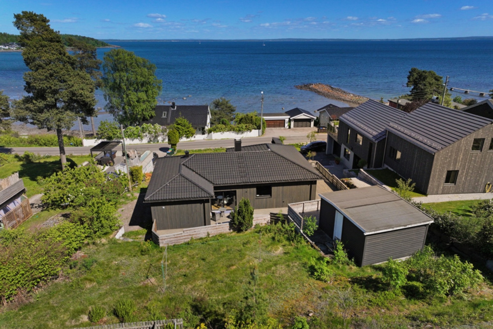 Stor bod i hagen, bak boligen. Galleribilde