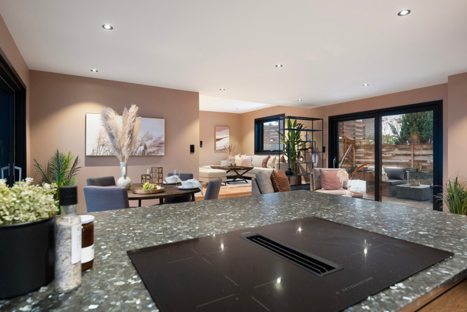 Videre er kjøkkenet utstyrt med oppvaskmaskin, to kjøl-/fryseskap, mikrobølgeovn og stekeovn, samt en induksjonstopp med innebygget kullfilterventilator. Galleribilde