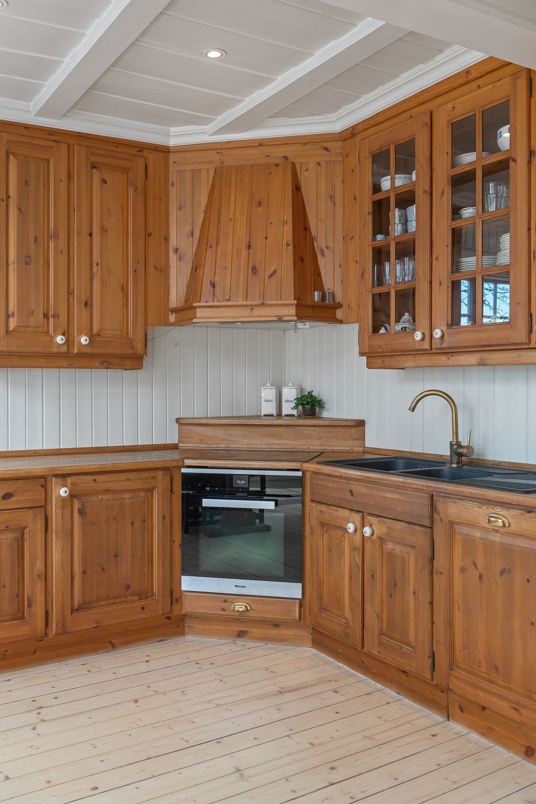 Kjøkkeninnredningen har integrerte hvitevarer Galleribilde