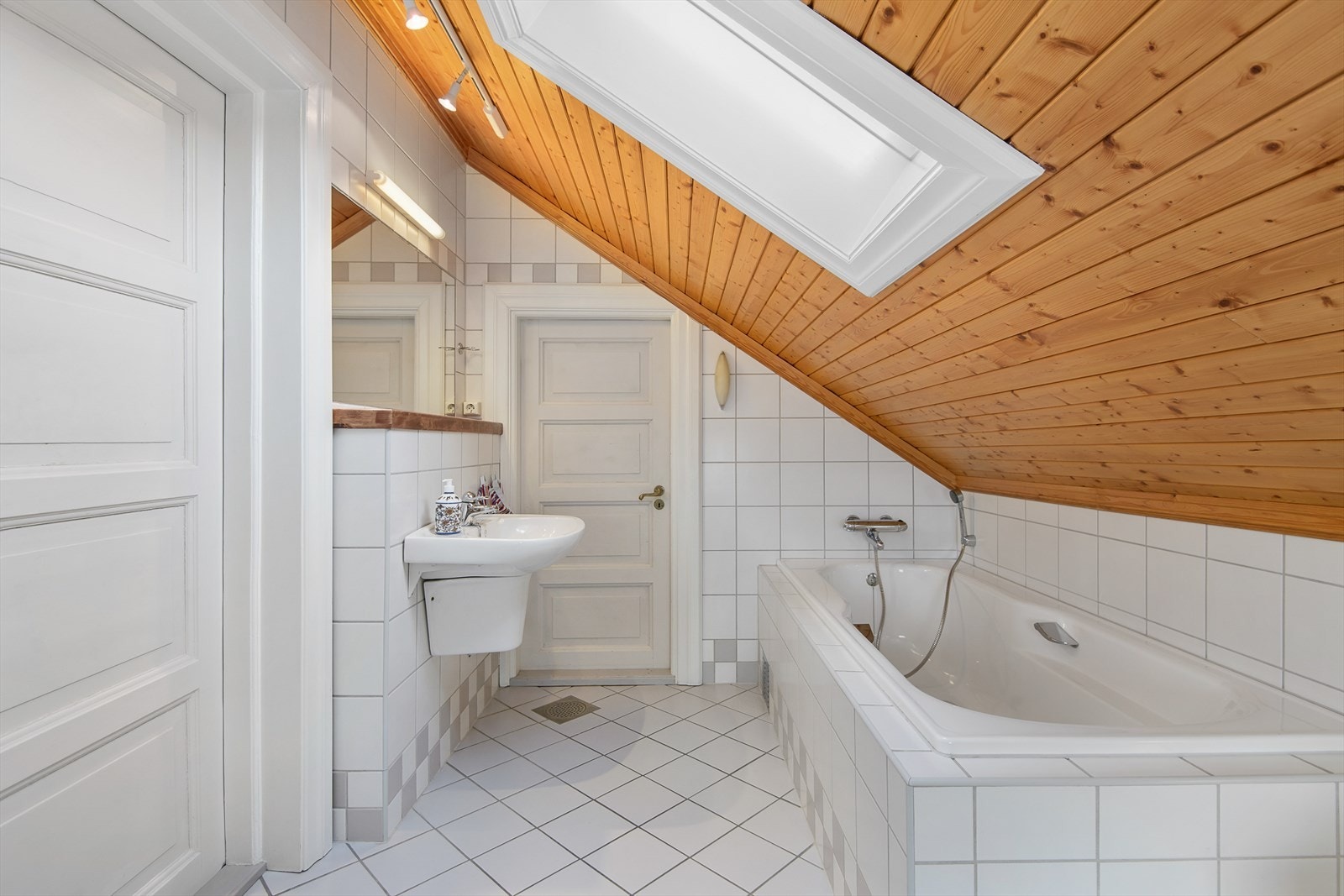 Fra badet er det adkomst inn til praktisk bod Galleribilde