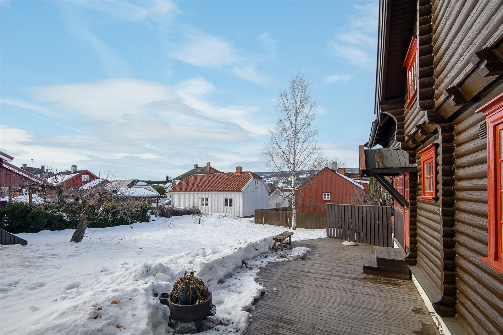 Fra vinterstuen er det adkomst ut til platting, og videre til hagen Galleribilde