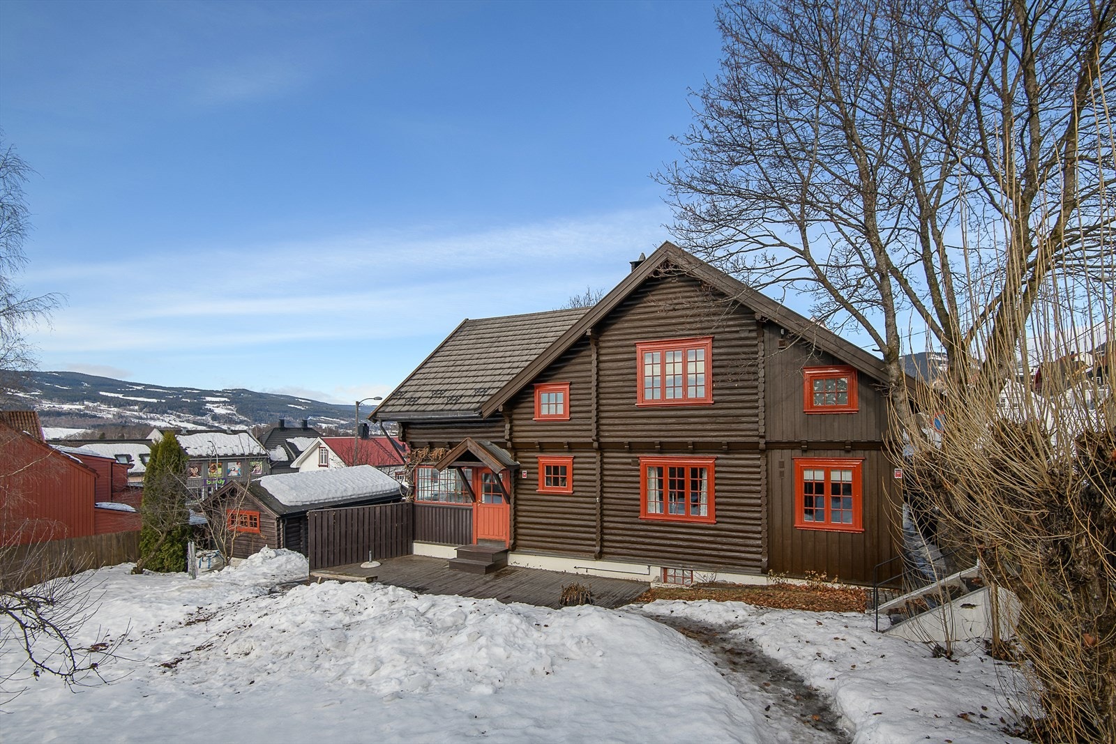 Her er det fine skjermede uteplasser og inngjerdet tomt Galleribilde