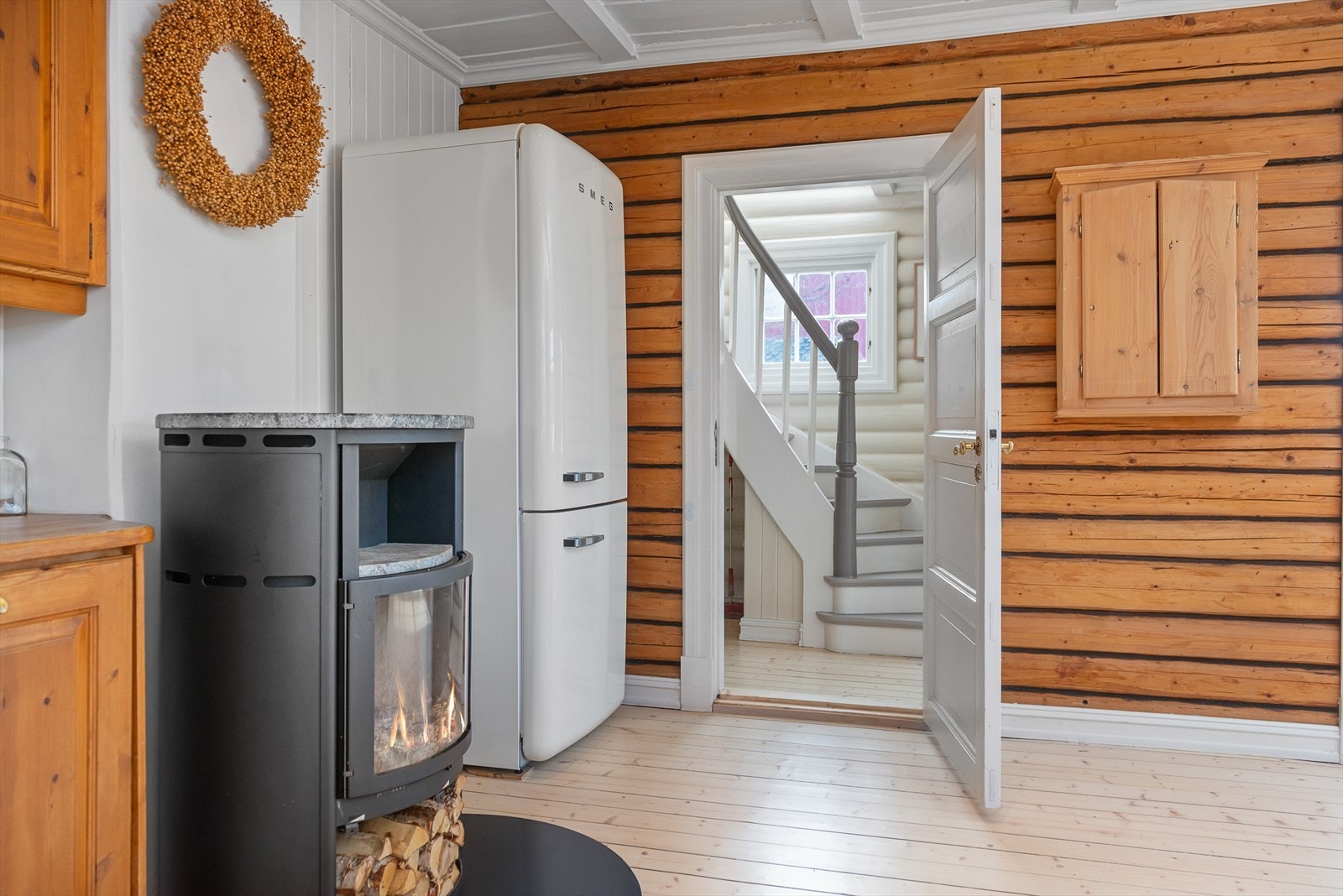 Kjøkkenet har adkomst fra trappegang Galleribilde