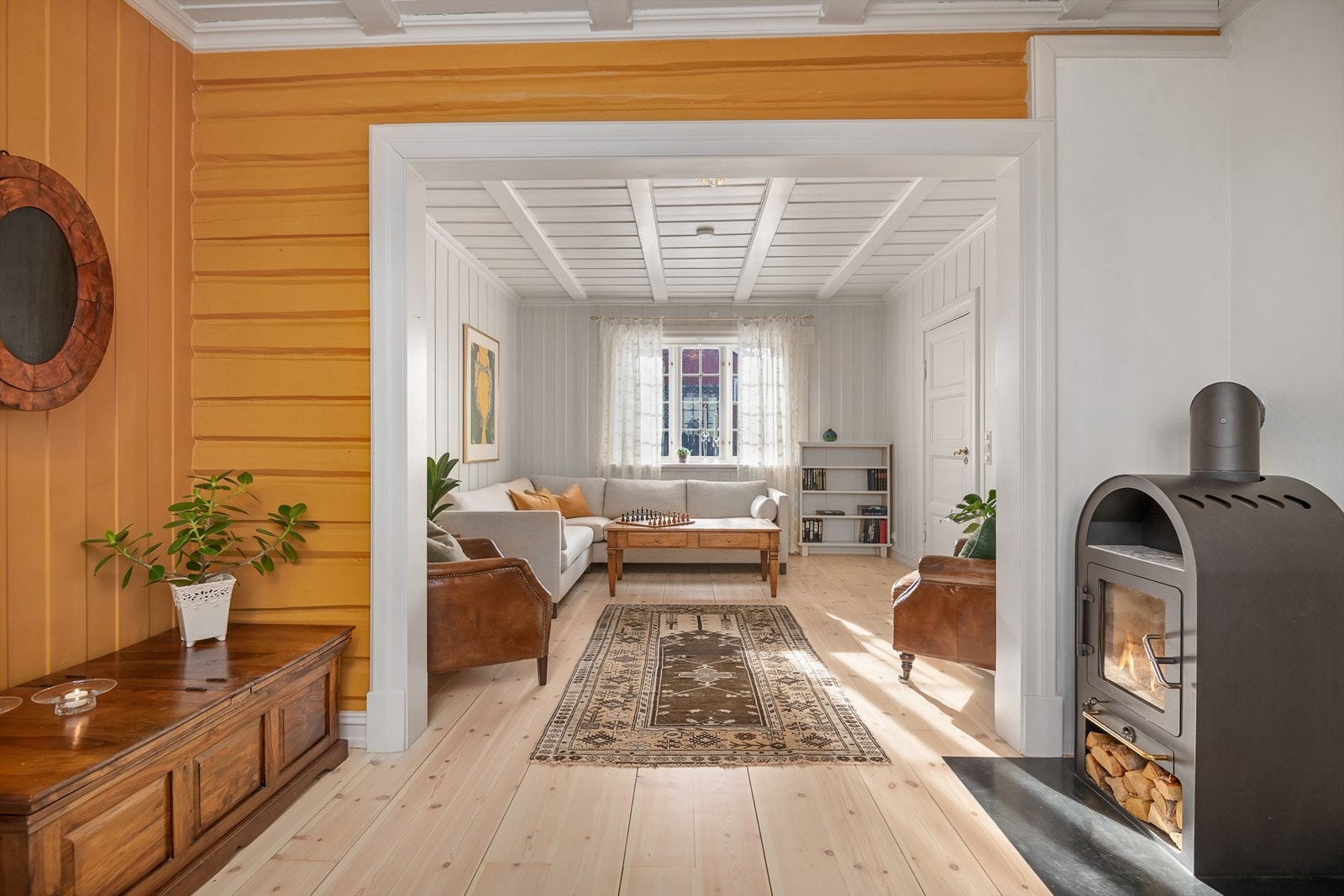 I stuen er det montert peisovn Galleribilde