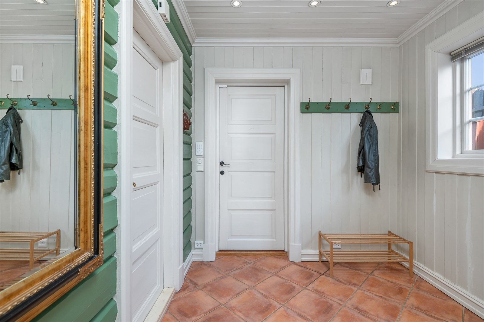 Entréen er av god størrelse og har i tillegg til garderobeløsning mulighet for oppheng av yttertøy som benyttes i det daglige Galleribilde