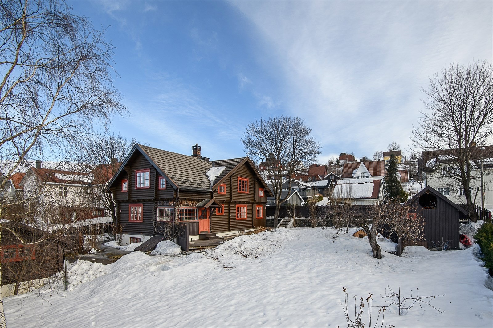 Flott tømmervilla med stor tomt i sentrum Galleribilde