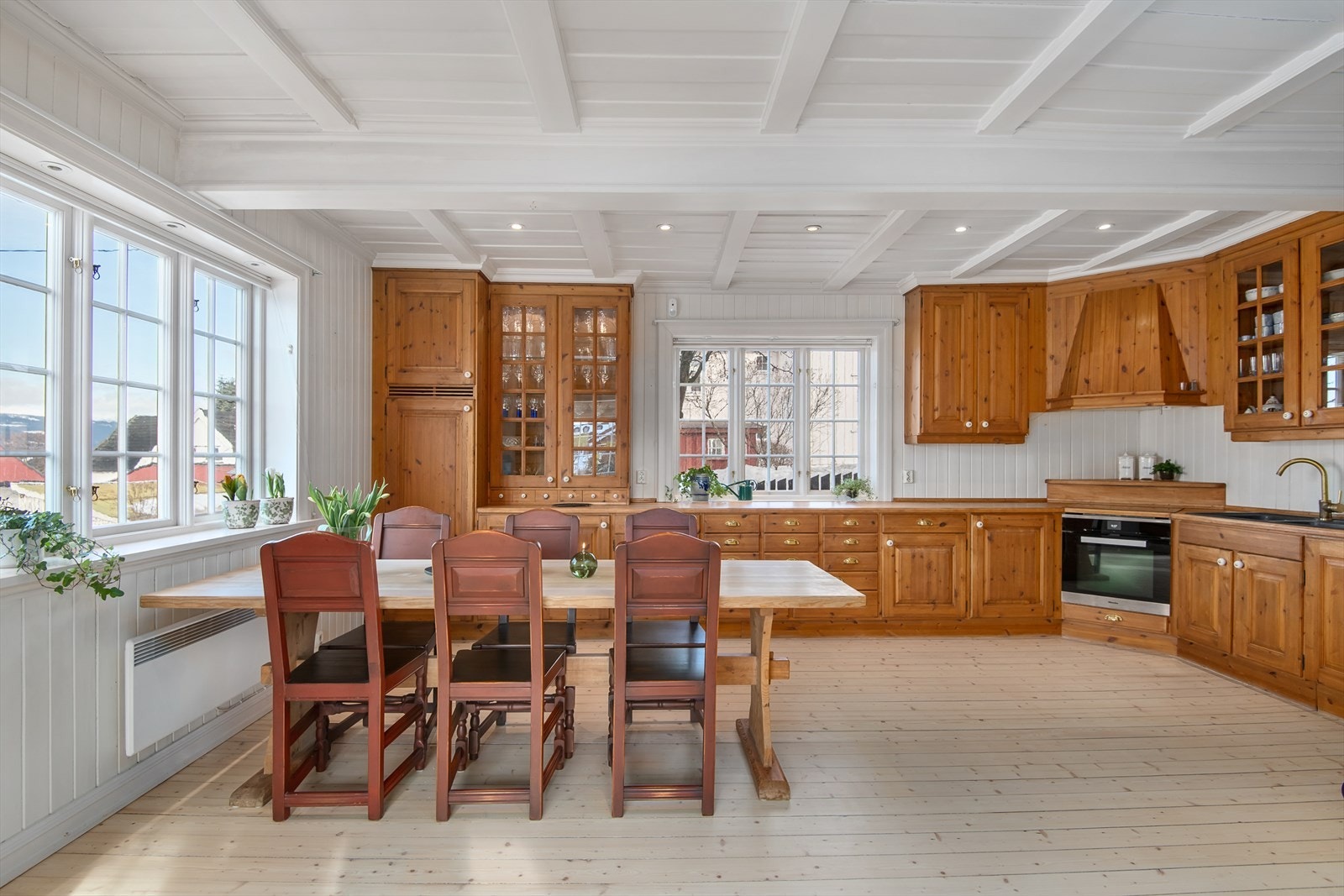 Innredningen har svært godt med skap- og benkeplass Galleribilde