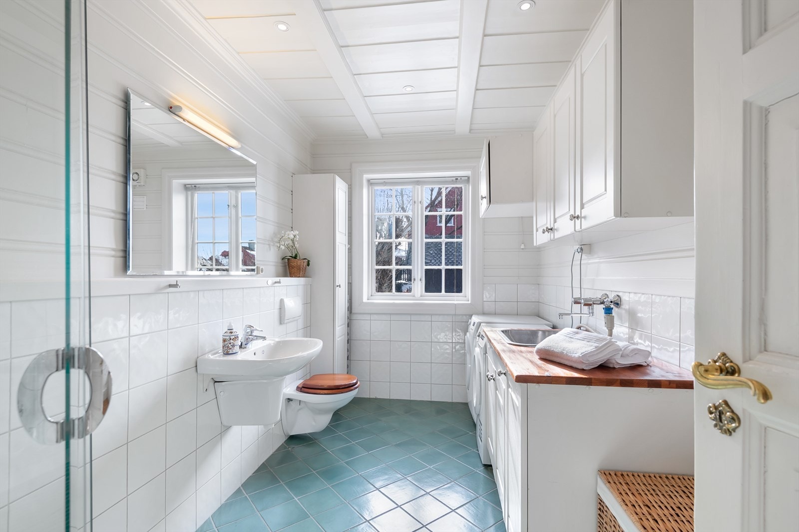 Bad på hovedplanet som er delvis flislagt. Galleribilde