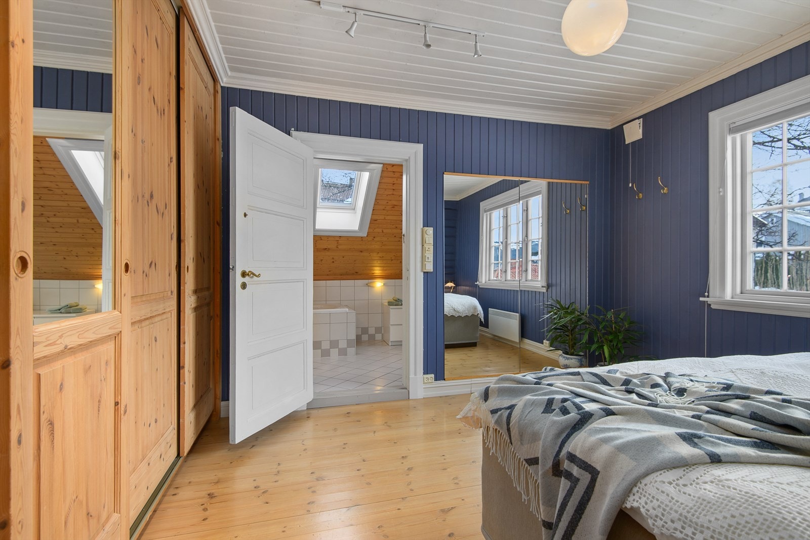 Fra soverom nummer to er det adkomst til bad i 2.Etasje Galleribilde